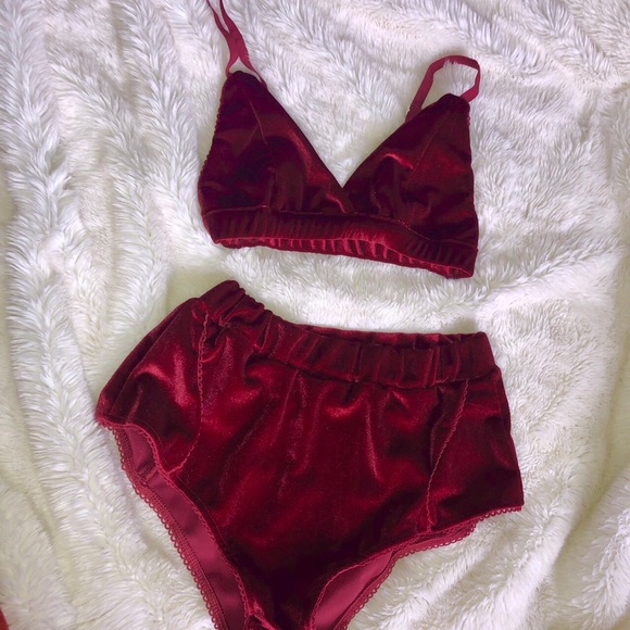 New Luxurious Unbranded Velvet Lingerie Set - Picture 2 of 3